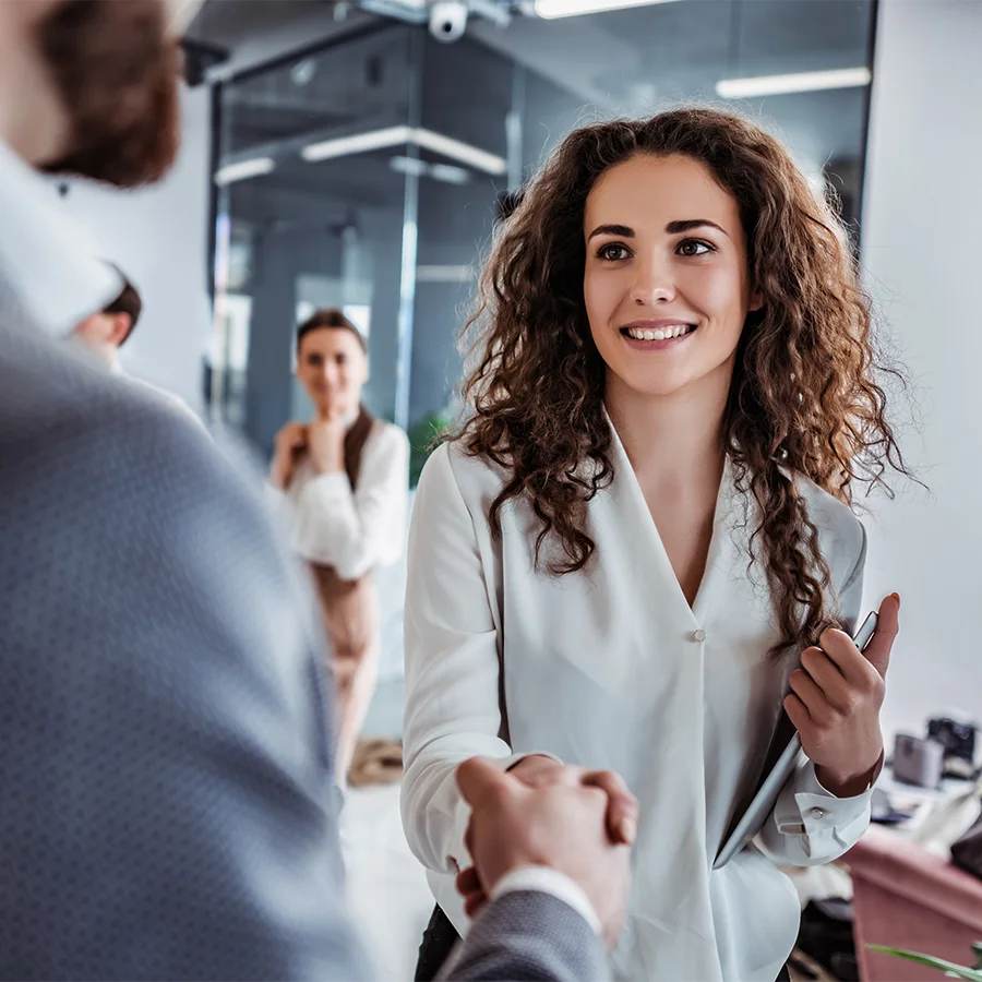 Kunde Begrüßung mit Handschlag