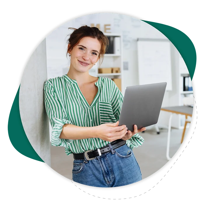 Frau arbeitet mit der desk4 Warenwirtschaft