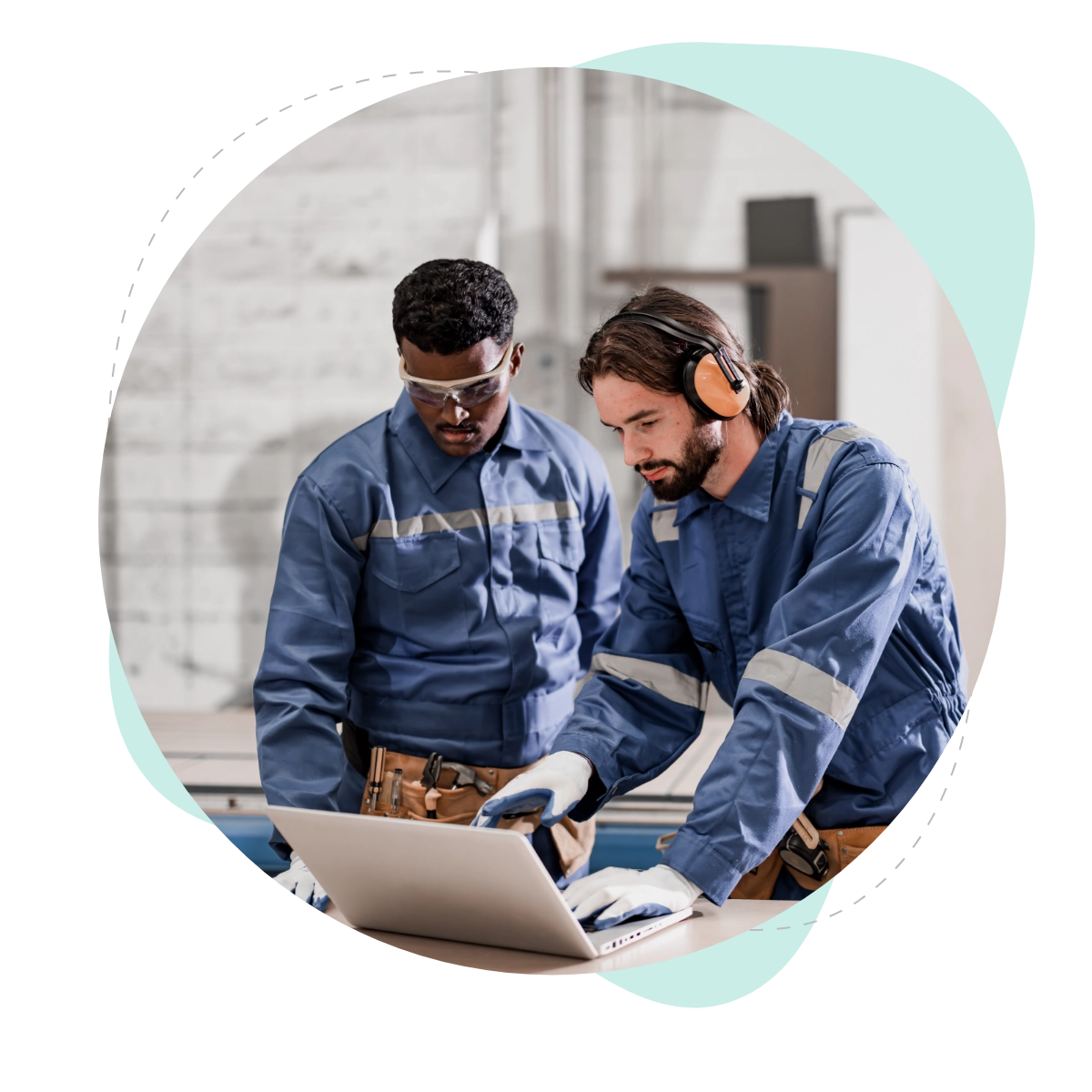 Zwei Arbeiter planen den nächsten Schritt der Fertigung.