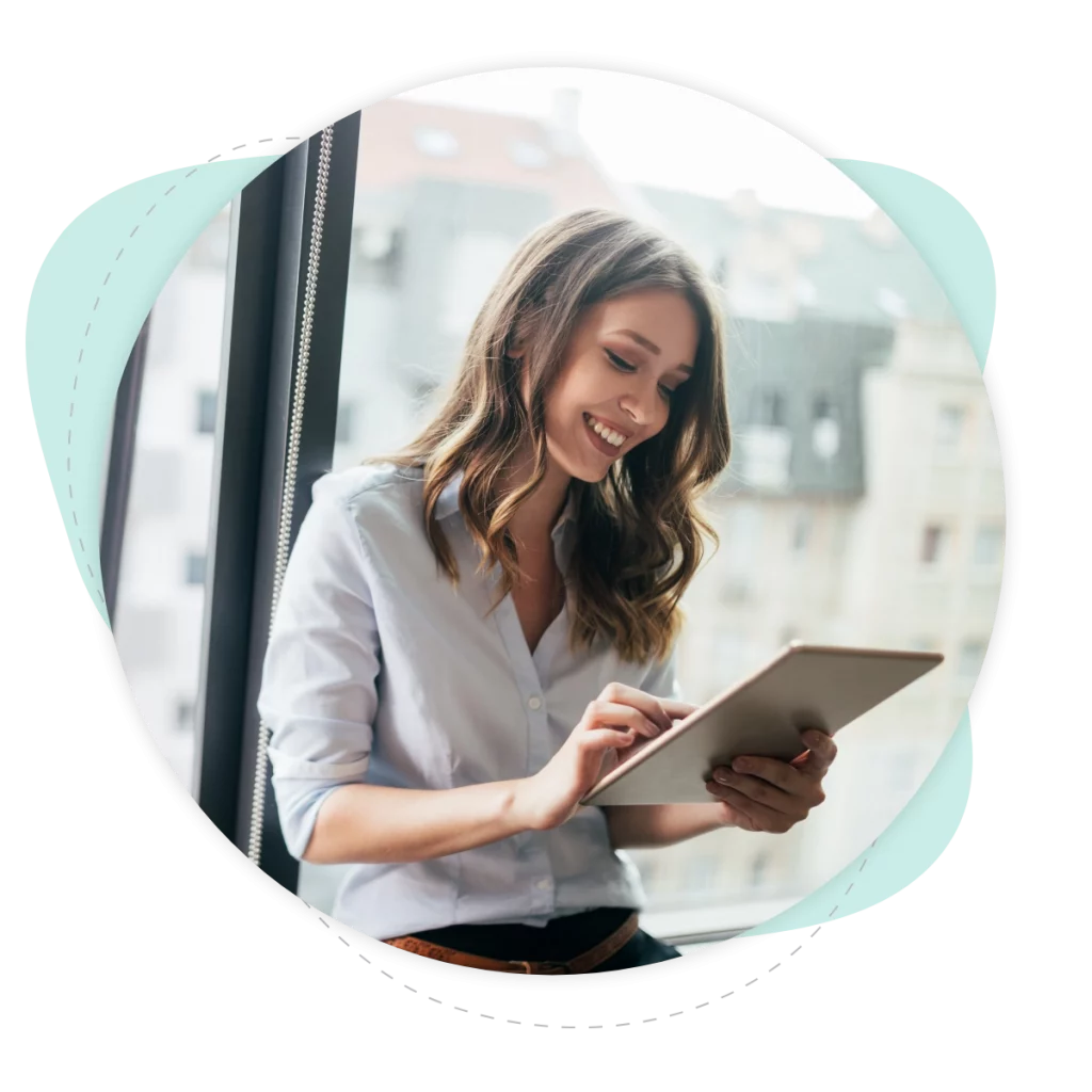 Frau setzt Pflichten der Produktsicherheitsverordnung (GPSR) um.