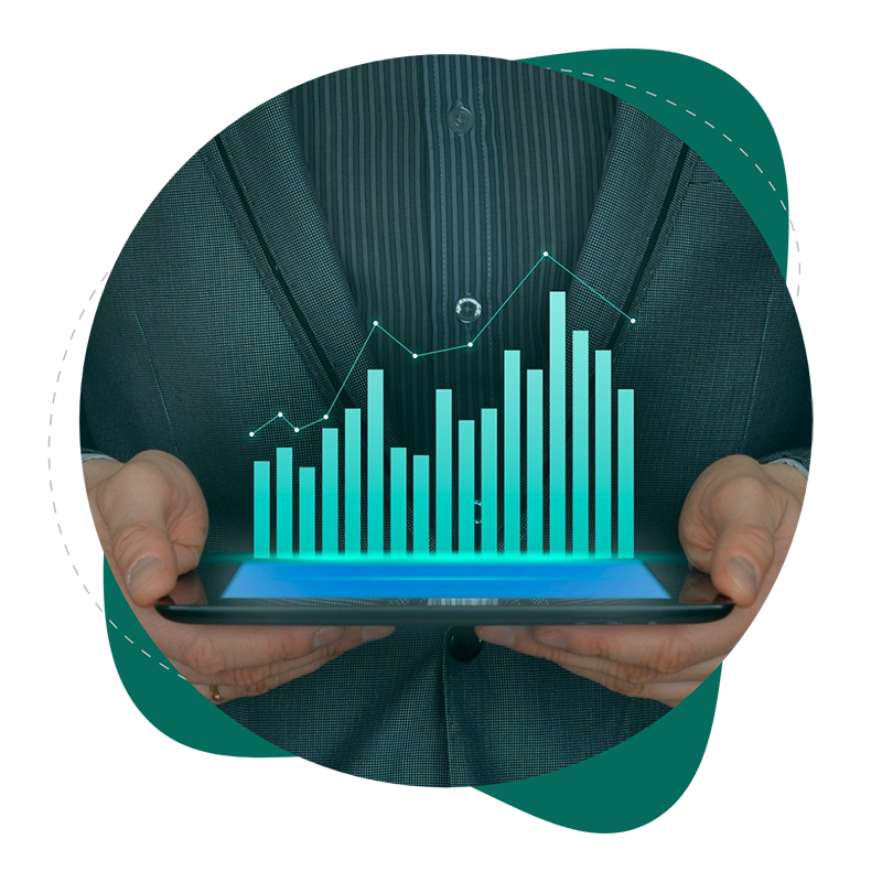 Person analysiert E-Commerce Daten